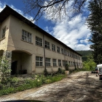 Хотел в с. Полковник Серафимово, Област Смолян - 1500 кв.м за 41 €/кв.м - Снимка #1