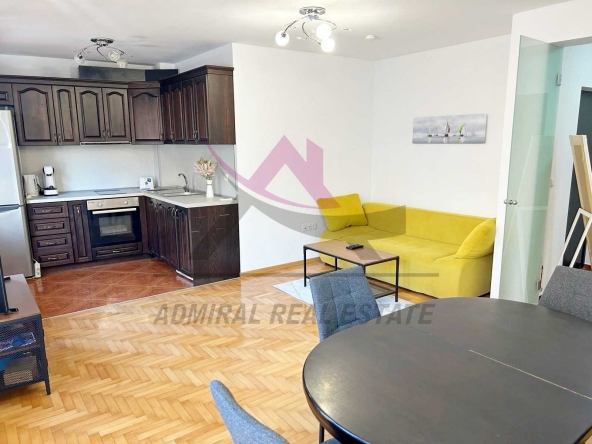 Дава се под наем Тристаен апартамент в Варна, Център - 86 кв.м за 698.19 € - Снимка #1