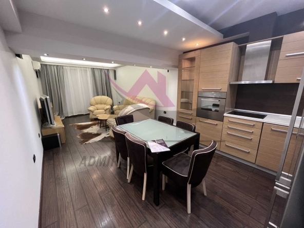 Дава се под наем Тристаен апартамент в Варна, Център - 90 кв.м за 847.62 € - Снимка #1