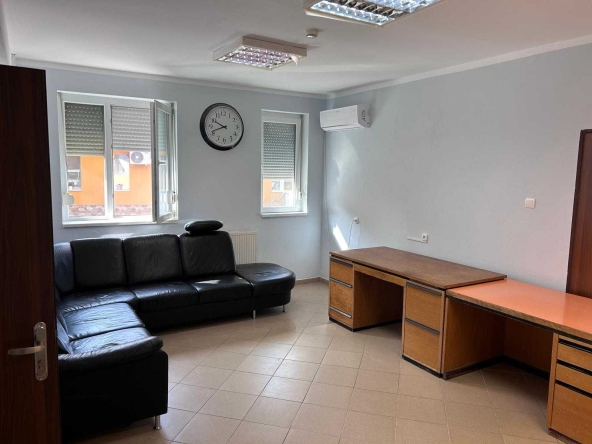 Дава се под наем Магазин в Горна Оряховица - 45 кв.м за 348.84 € - Снимка #1