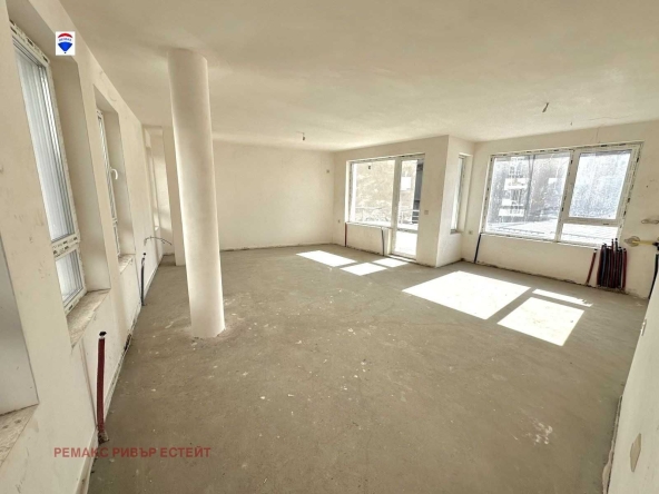 Тристаен апартамент в Русе, Център - 134 кв.м за 784 €/кв.м - Снимка #1