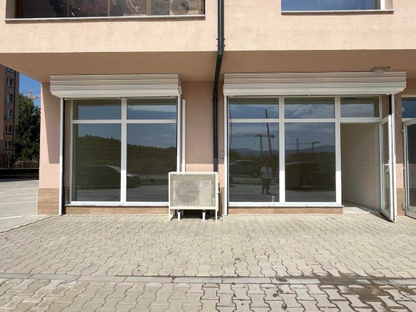 Дава се под наем Магазин в Пловдив, Коматевски възел - 56 кв.м за 648.21 € - Снимка #1