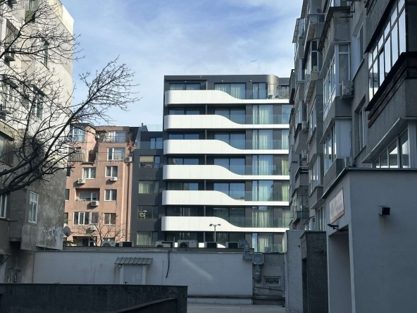 Тристаен апартамент в Варна, Център - 79 кв.м за 1420 €/кв.м - Снимка #1