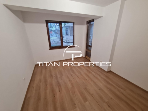 Дава се под наем Тристаен апартамент в Бургас, Център - 60 кв.м за 348.84 € - Снимка #1