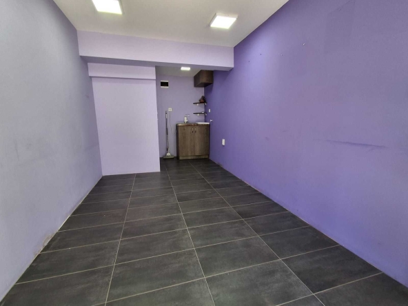 Дава се под наем Магазин в Търговище, Център - 12 кв.м за 139.23 € - Снимка #1