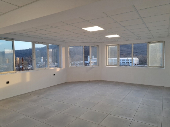 Дава се под наем Офис в Велико Търново, Чолаковци - 40 кв.м за 348.84 € - Снимка #1