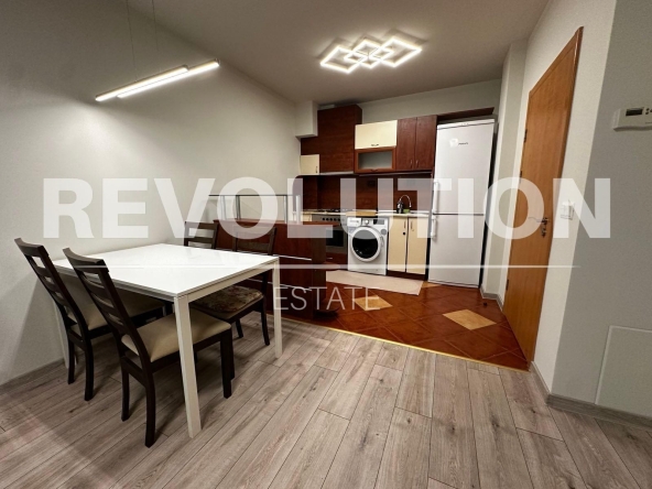 Дава се под наем Тристаен апартамент в Варна, Център - 80 кв.м за 897.6 € - Снимка #1