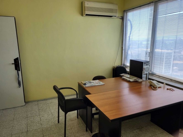 Дава се под наем Офис в Бургас, Център - 15 кв.м за 119.34 € - Снимка #1