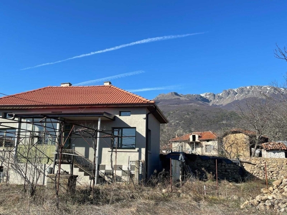 Дава се под наем Къща в с. Тъжа, Област Стара Загора - 80 кв.м за 398.82 € - Снимка #1