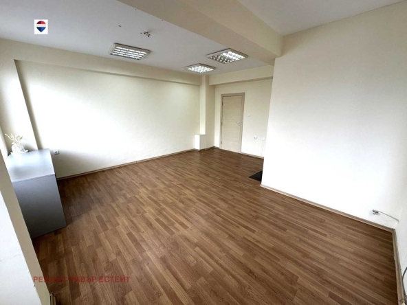 Дава се под наем Офис в Русе, Търговия на едро - 200 кв.м за 347.82 € - Снимка #1
