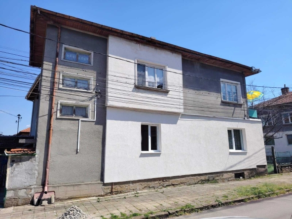 Етаж от къща в Ловеч, Широк център - 105 кв.м за 365 €/кв.м - Снимка #1