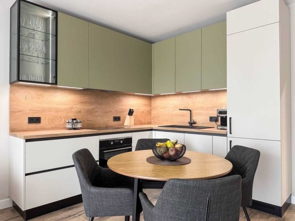 Дава се под наем Тристаен апартамент в Бургас, Изгрев - 98 кв.м за 987.36 € - Снимка #1