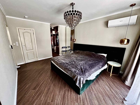 Тристаен апартамент в Бургас, Център - 119 кв.м за 2469 €/кв.м - Снимка #1