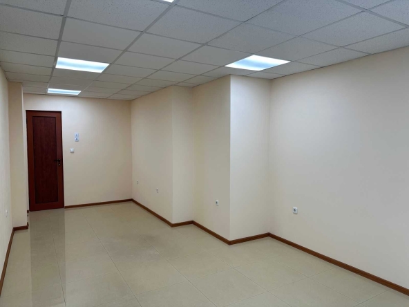 Дава се под наем Офис в Варна, Колхозен пазар - 30 кв.м за 298.86 € - Снимка #1