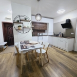 Дава се под наем Тристаен апартамент в к.к. Св.Св. Константин и Елена - 116 кв.м за 800 € - Снимка #1