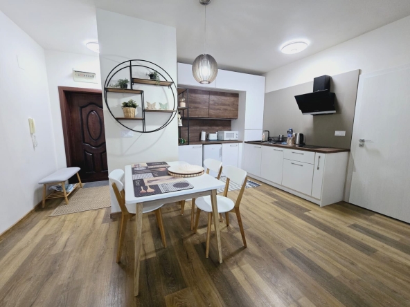 Дава се под наем Тристаен апартамент в к.к. Св.Св. Константин и Елена - 116 кв.м за 800 € - Снимка #1