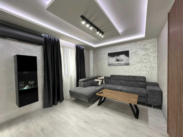 Дава се под наем Двустаен апартамент в Бургас, Център - 60 кв.м за 765 € - Снимка #1