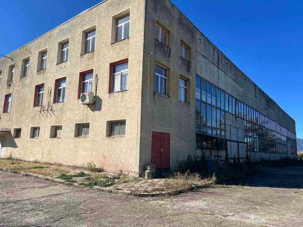 Промишлена сграда в Казанлък - 16466 кв.м за 93 €/кв.м - Снимка #1