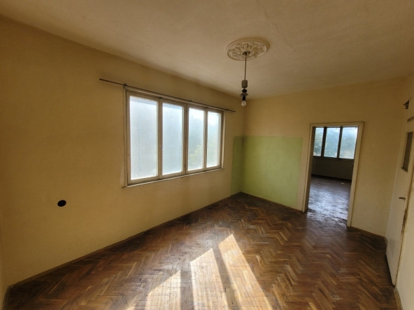 Четиристаен апартамент в с. Мараш, Област Шумен - 8003 кв.м за 7 €/кв.м - Снимка #1