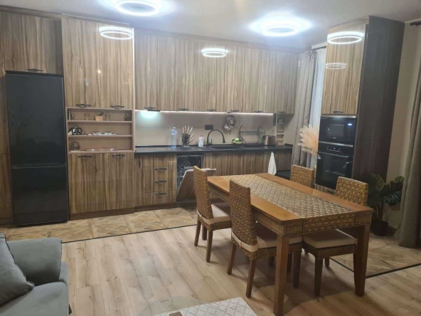 Дава се под наем Тристаен апартамент в София, Света Троица - 85 кв.м за 899 € - Снимка #1