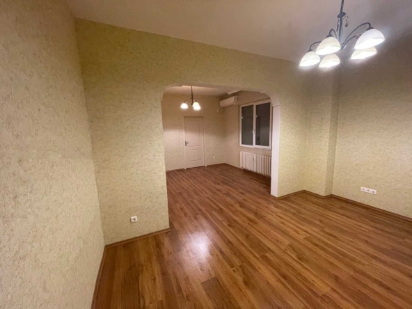 Дава се под наем Тристаен апартамент в София, Център - 107 кв.м за 750 € - Снимка #1