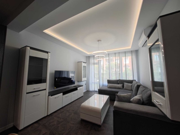 Дава се под наем Тристаен апартамент в София, Център - 1000 кв.м за 1275 € - Снимка #1