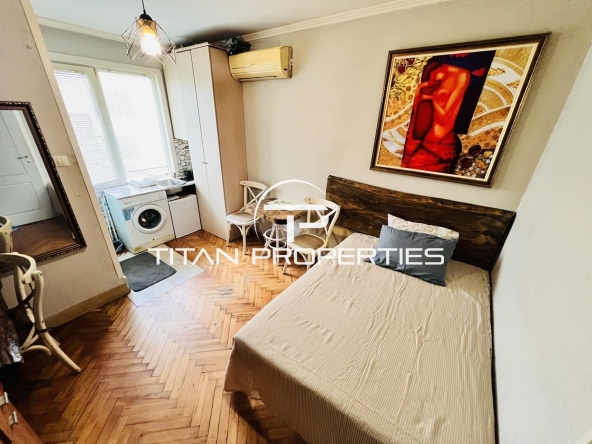 Дава се под наем Едностаен апартамент в Бургас, Център - 30 кв.м за 255 € - Снимка #1