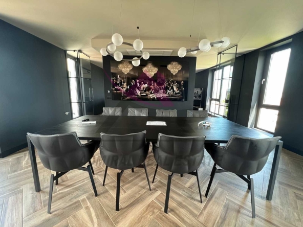 Дава се под наем Тристаен апартамент в Варна, Център - 200 кв.м за 2000 € - Снимка #1