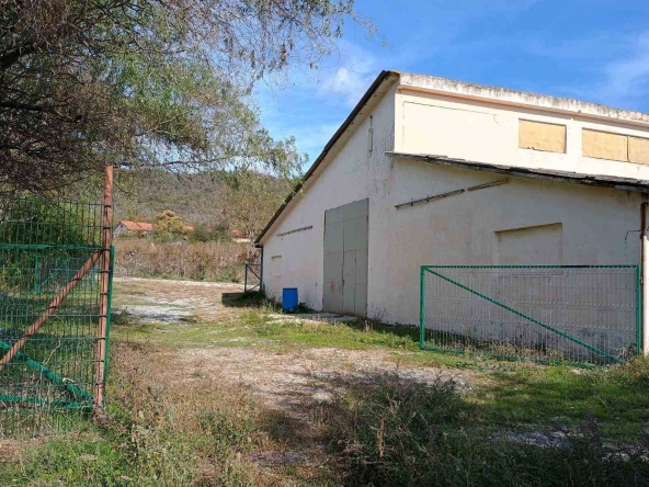 Дава се под наем Склад в с. Присово, Област Велико Търново - 1700 кв.м за 2.04 € - Снимка #1