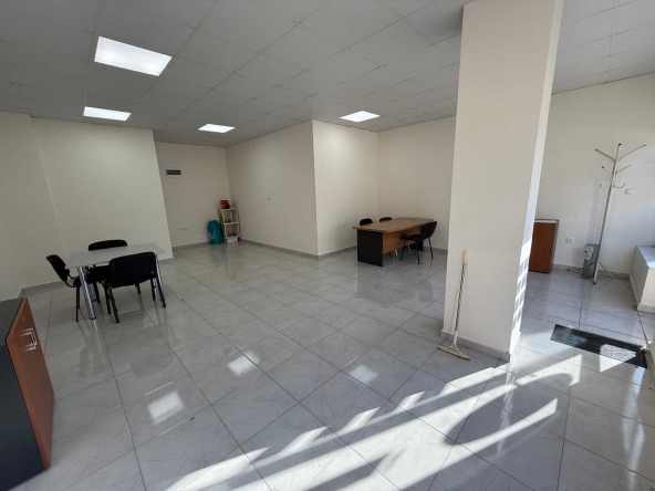 Дава се под наем Магазин в Велико Търново, Колю Фичето - 52 кв.м за 306 € - Снимка #1