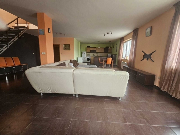 Дава се под наем Тристаен апартамент в София, Надежда 3 - 100 кв.м за 325 € - Снимка #1