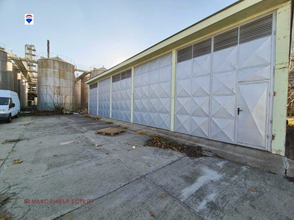 Дава се под наем Гараж / Паркомясто в Русе, Промишлена зона - Изток - 151 кв.м за 440 € - Снимка #1