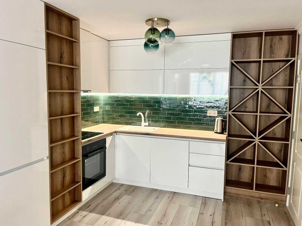 Дава се под наем Тристаен апартамент в Бургас, Лазур - 130 кв.м за 1150 € - Снимка #1