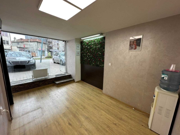 Дава се под наем Магазин в Пловдив, Център - 15 кв.м за 255 € - Снимка #1