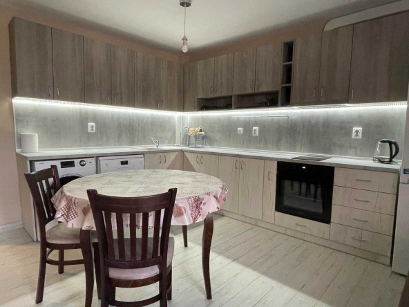 Двустаен апартамент в Варна, Левски - 65 кв.м за 6 €/кв.м - Снимка #1