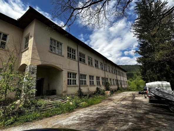 Хотел в с. Полковник Серафимово, Област Смолян - 1500 кв.м за 94 €/кв.м - Снимка #1