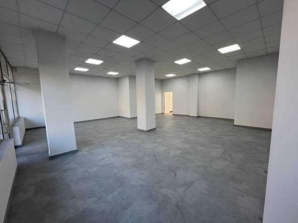 Дава се под наем Офис в Разград, Център - 100 кв.м за 816 € - Снимка #1