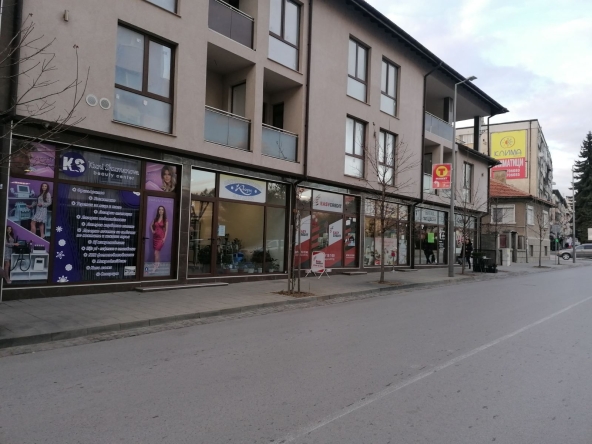 Дава се под наем Магазин в Панагюрище - 53 кв.м за 408 € - Снимка #1