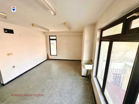 Дава се под наем Офис в Русе, Централен кооп. пазар - 20 кв.м за 153 € - Снимка #1