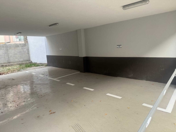 Дава се под наем Гараж / Паркомясто в Варна, Колхозен пазар - 15 кв.м за 61.2 € - Снимка #1