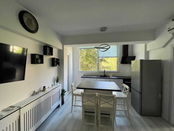 Дава се под наем Тристаен апартамент в Бургас, Лазур - 84 кв.м за 750 € - Снимка #1