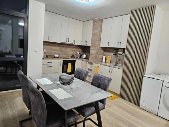 Дава се под наем Тристаен апартамент в Бургас, Център - 85 кв.м за 1100 € - Снимка #1