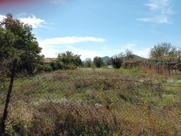 Парцел в с. Ведраре, Област Пловдив - 672 кв.м за 18 €/кв.м - Снимка #1