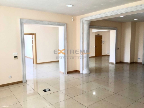 Дава се под наем Офис в Варна, Център - 182 кв.м за 1300 € - Снимка #1
