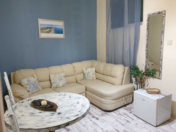 Дава се под наем Двустаен апартамент в Бургас, Център - 47 кв.м за 61.2 € - Снимка #1