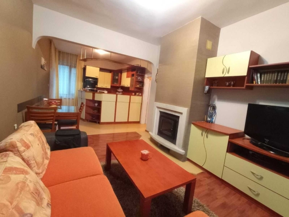 Дава се под наем Тристаен апартамент в Бургас, Център - 100 кв.м за 325 € - Снимка #1