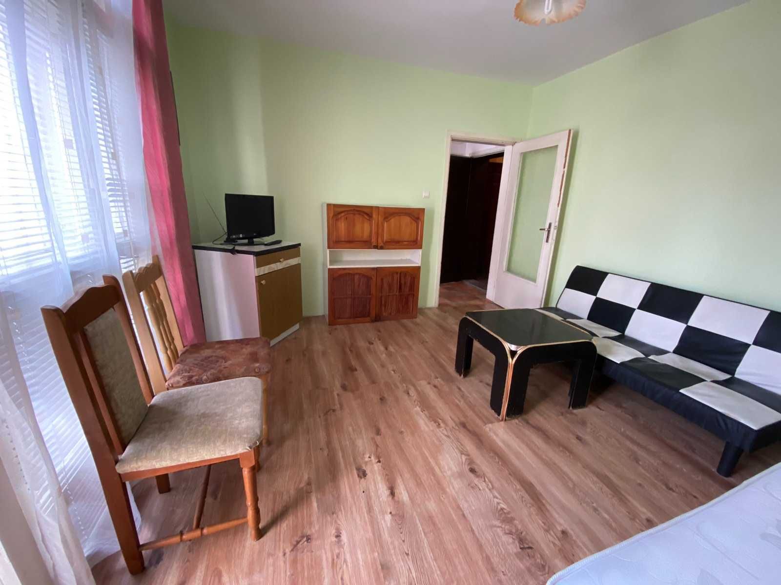 Дава се под наем Едностаен апартамент в Бургас, Център - 31 кв.м за 102 € - Снимка #1