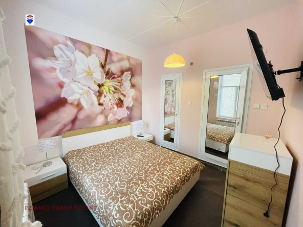 Дава се под наем Къща в Русе, Център - 200 кв.м за 433.5 € - Снимка #1