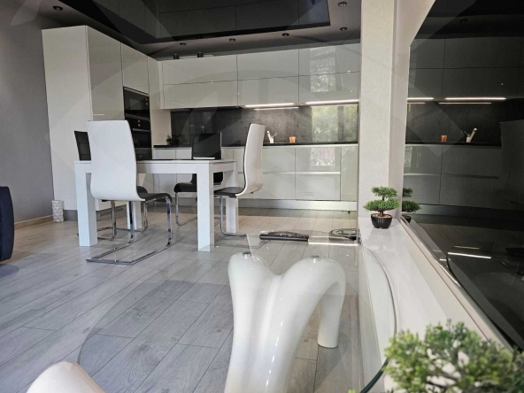 Тристаен апартамент в Пловдив, Младежки Хълм - 102 кв.м за 2432 €/кв.м - Снимка #1