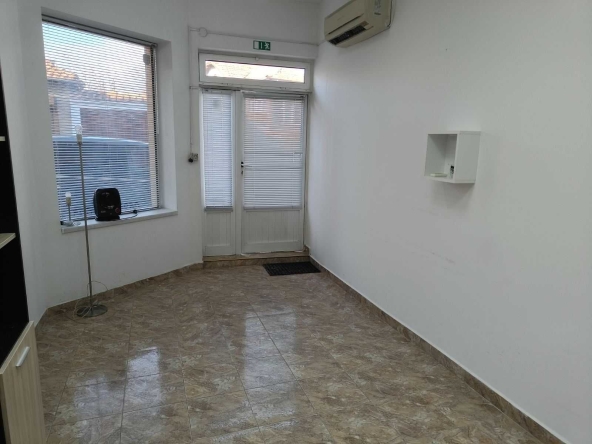 Дава се под наем Магазин в Казанлък - 44 кв.м за 229.5 € - Снимка #1